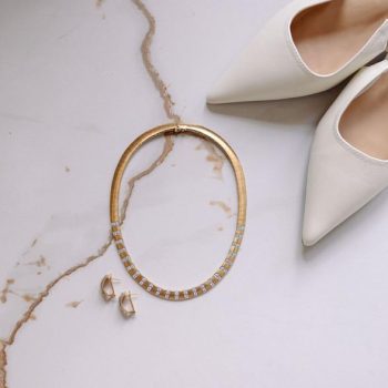 Flatlay Details Hochzeit - Brautschuhe und Collier aus Gold - Brautschmuck