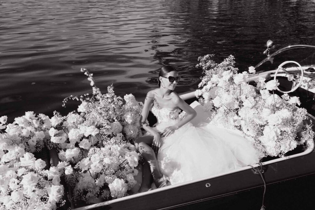 Braut im blumenverzierten Boot