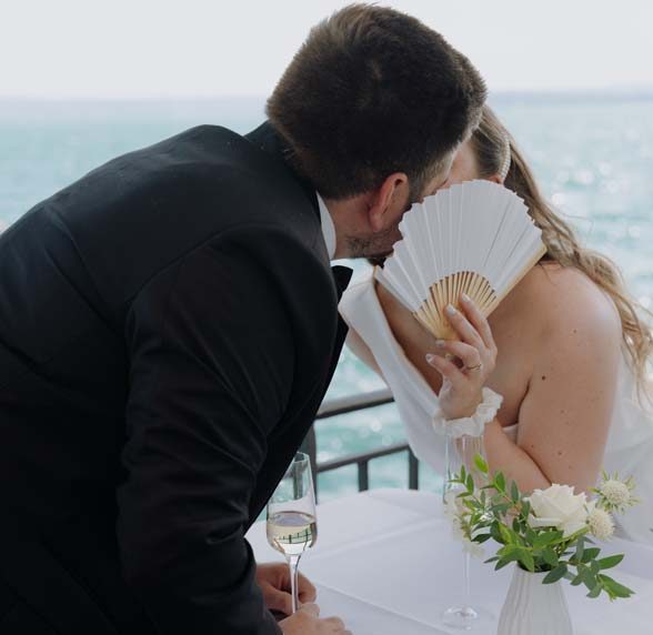 Brautpaar küsst sich am Bodensee - Hochzeit in Meersburg