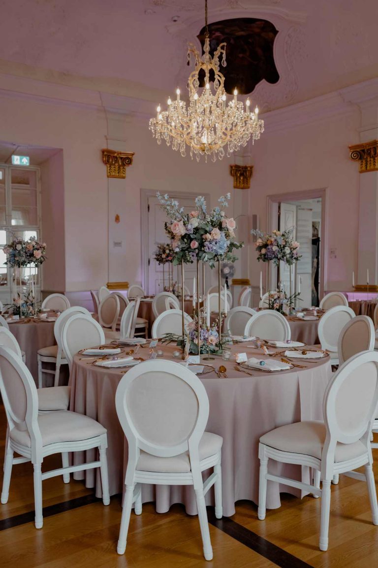 Festlich dekorierter Saal - Hochzeitsdekoration - Weddingdesign by Julia Truisi