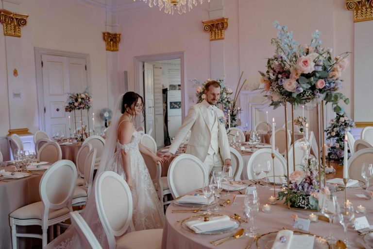 Brautpaar betritt Festsaal - Schlosshochzeit