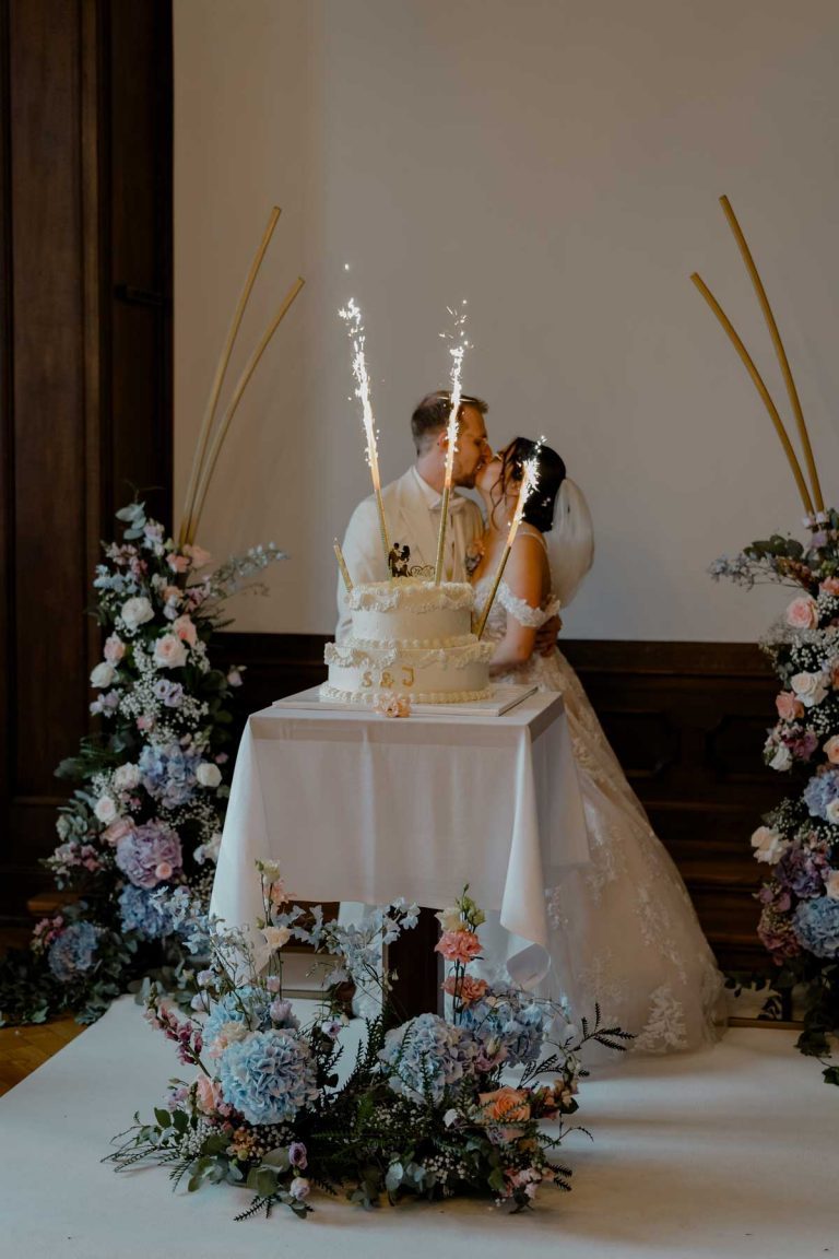 Anschnitt Hochzeitstorte im Schloss Horneck Heilbronn