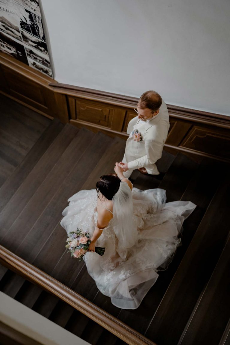 Brautpaar First Look - Schlosshochzeit