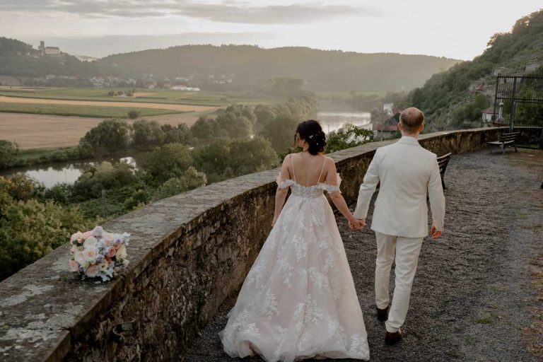 Brautpaar Shooting mit Ausblick von der Schlossmauer