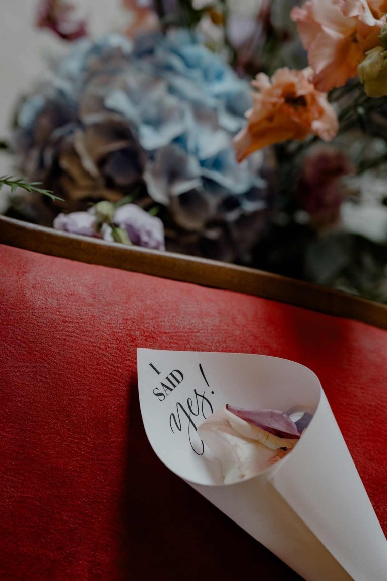 getrocknete Streublüten für Freie Trauung im Schloss