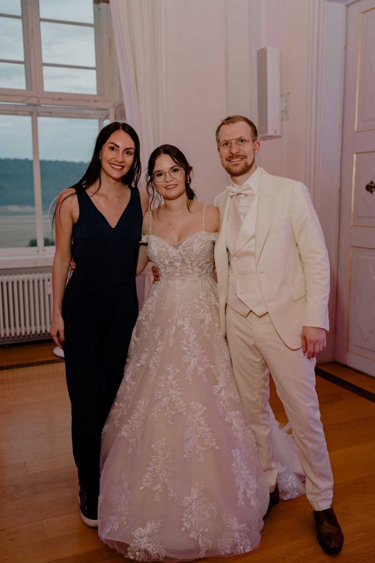 Hochzeitsplanerin Julia Truisi zusammen mit dem Brautpaar