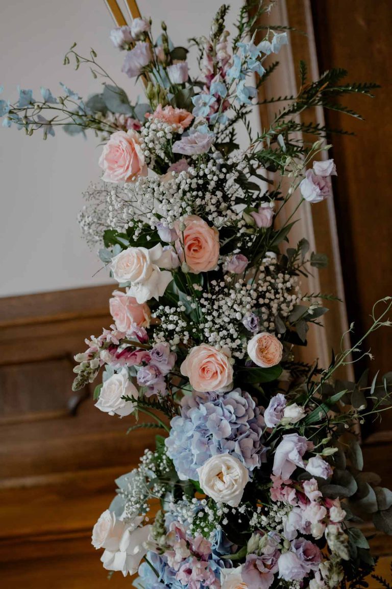 Moderner Traubogen Freie Trauung - Schlosshochzeit