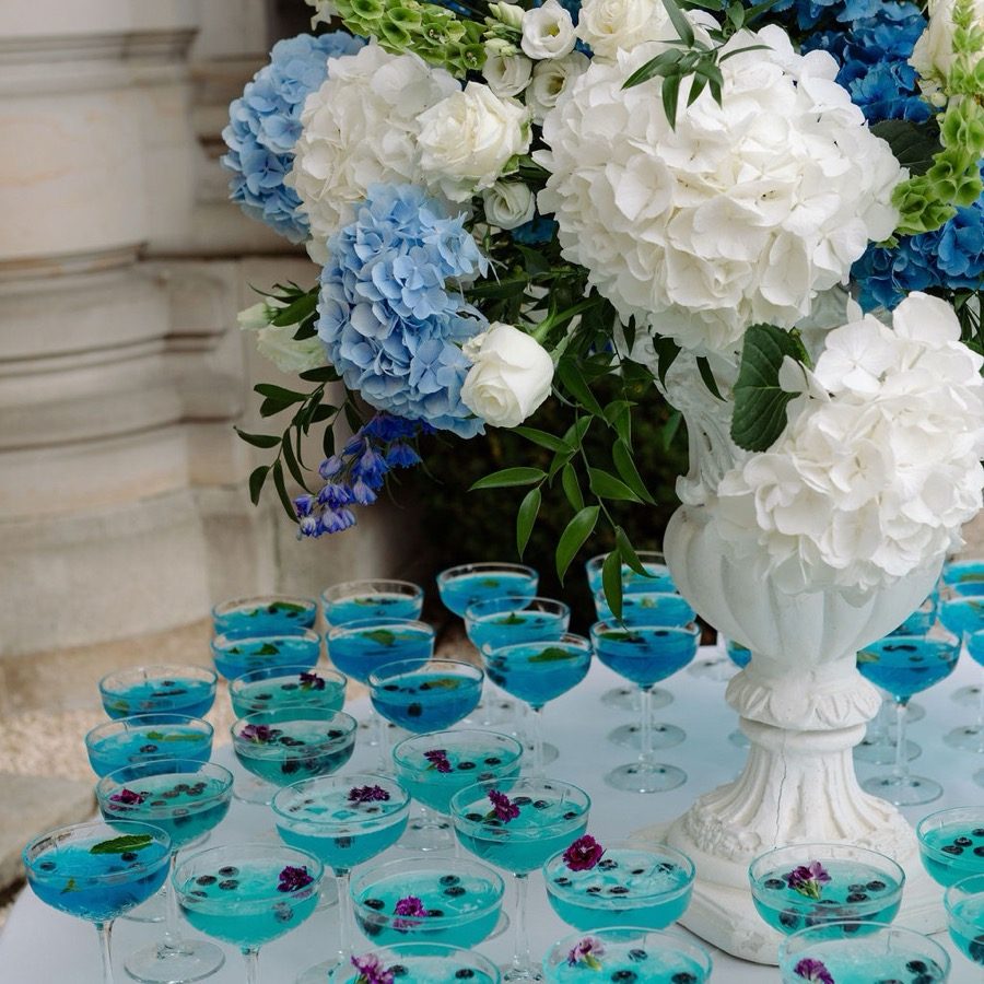 Eventplanung Bonn: blaue Empfangscocktails und Hortensien beim Hochzeitsempfang