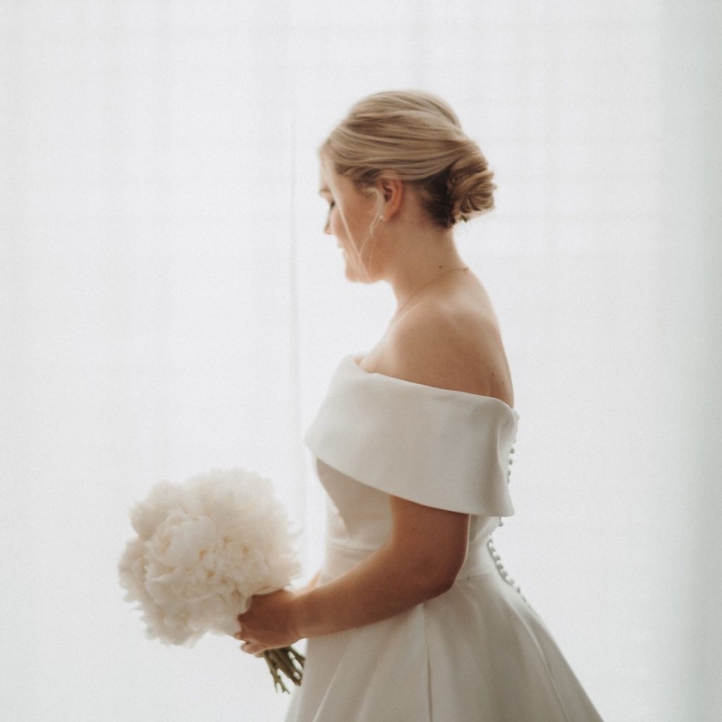 Freie Trauung Ulm – Braut mit Brautstrauß aus weißen Pfingstrosen im eleganten Kleid