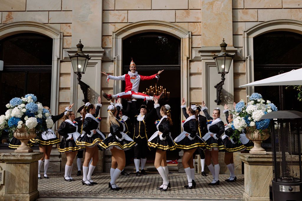 Feiern in Bonn: rheinische Karnevals-Tanzgruppe als Highlight der Hochzeitsfeier