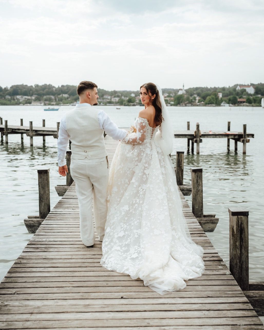 Hochzeitsplaner NRW: Brautpaar auf einem Holzsteg am See