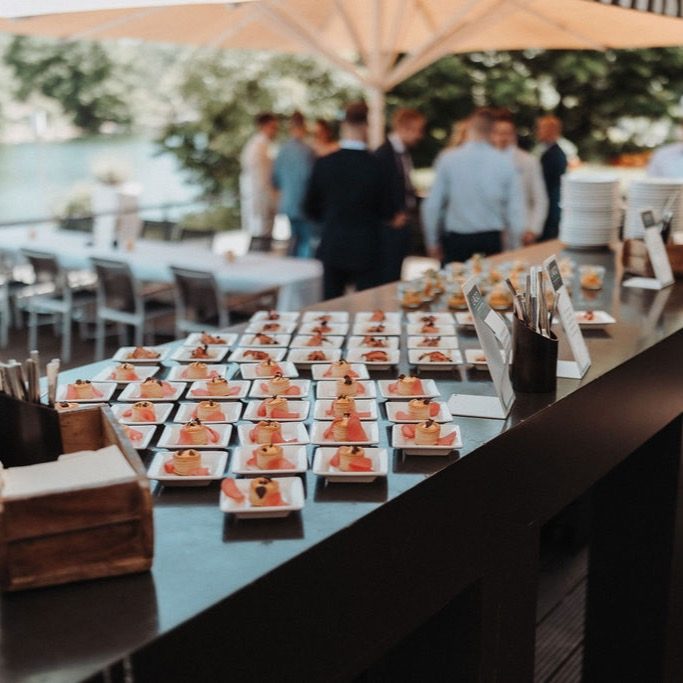 Hochzeitsplaner Ulm – festlicher Empfang am Wasser mit Dessertbuffet, organisiert von Julia Truisi
