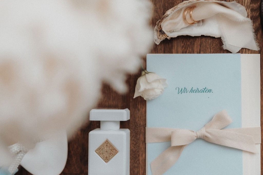 Hochzeitsplanung Ulm und Umgebung – Detailaufnahme von Einladung, Eheringen und Brautstrauß
