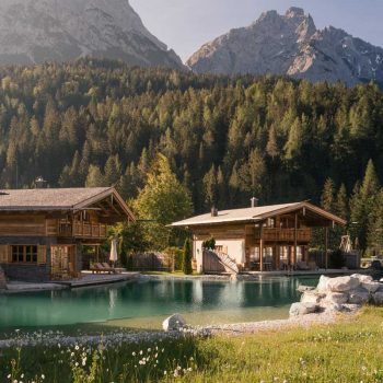 Moderiertes Business-Gespräch im Chaletdorf