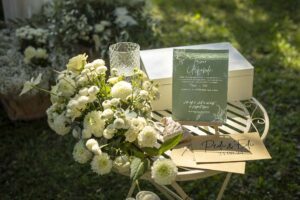 Brautpaar und Traurednerin bei einem entspannten Gespräch über ihre Liebesgeschichte und die Traurede.