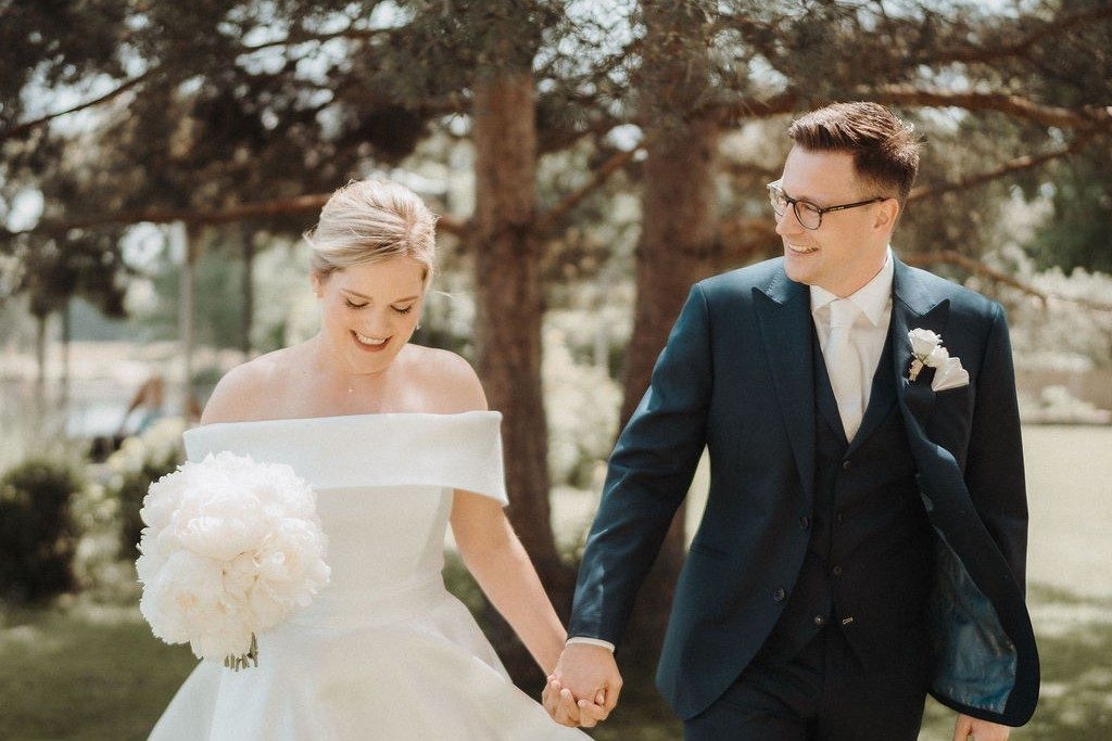 Wedding Planner Ulm – Brautpaar spaziert Hand in Hand durch den Garten